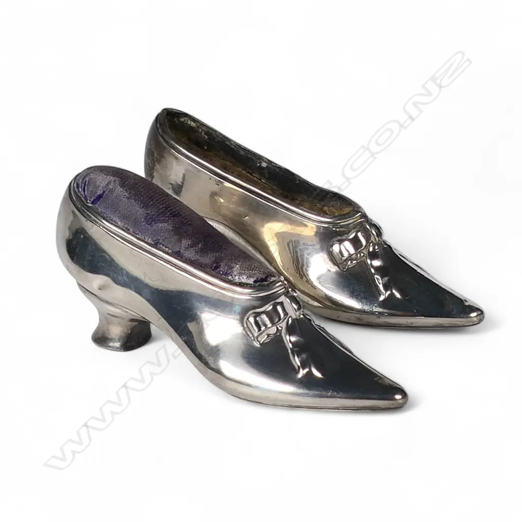 Two Edwardian silver shoe pin cushions, Image 1++