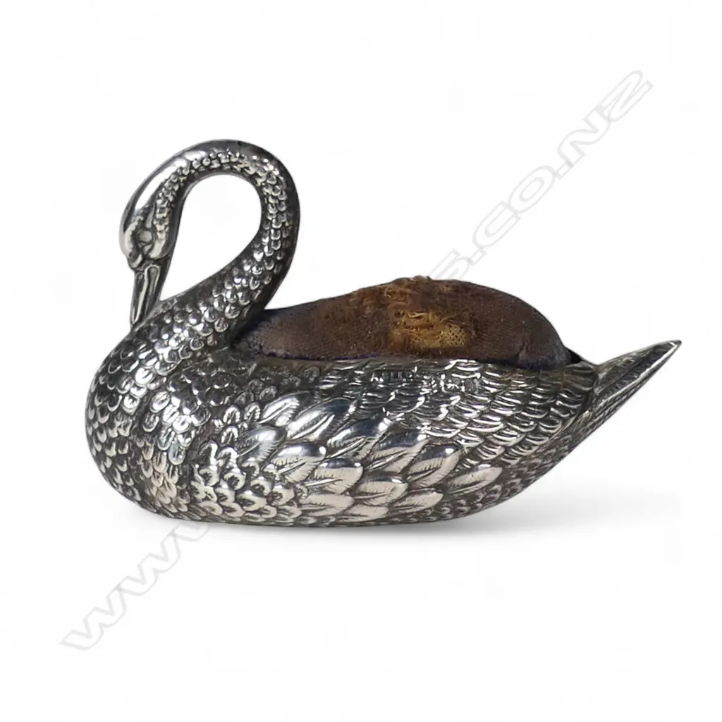 An Edwardian silver swan pin cushion, Image 1++