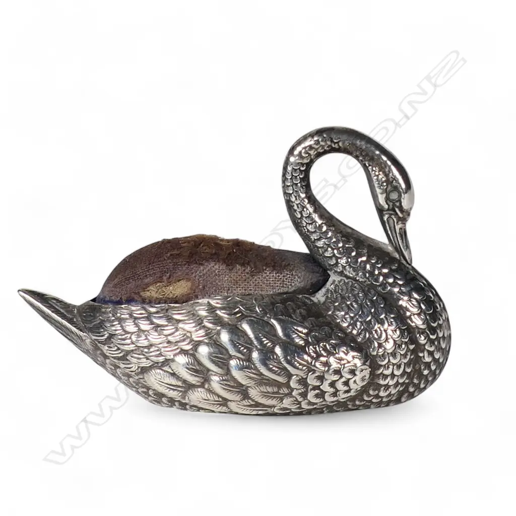 An Edwardian silver swan pin cushion, Image 1++