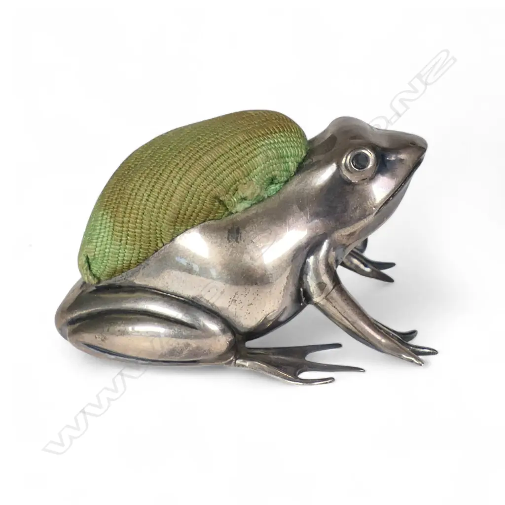 A rare Edwardian silver frog pin cushion, Image 1++