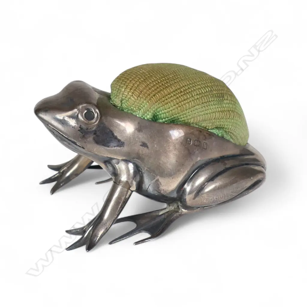 A rare Edwardian silver frog pin cushion, Image 1++