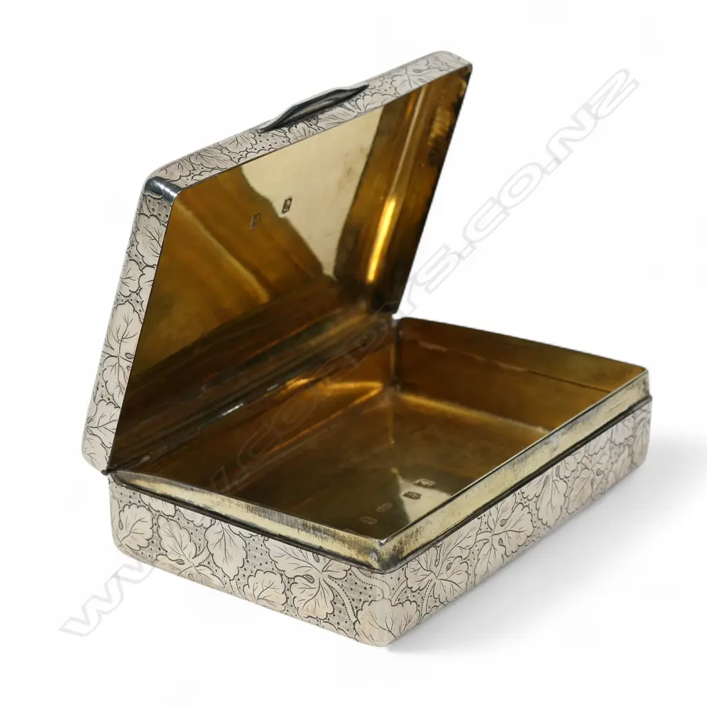 A George III Irish silver presentation engraved snuff box, Image 1++