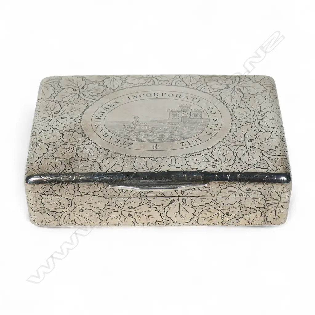 A George III Irish silver presentation engraved snuff box, Image 1++