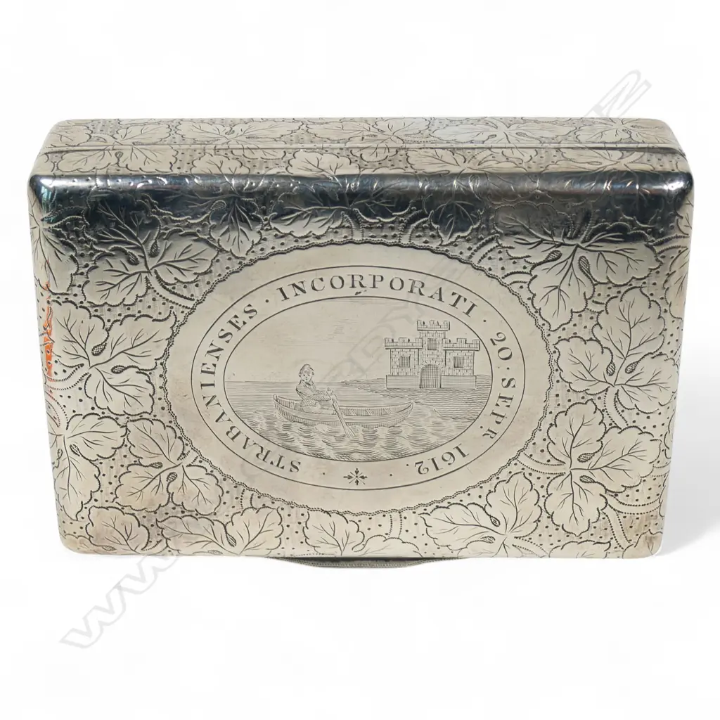A George III Irish silver presentation engraved snuff box, Image 1++