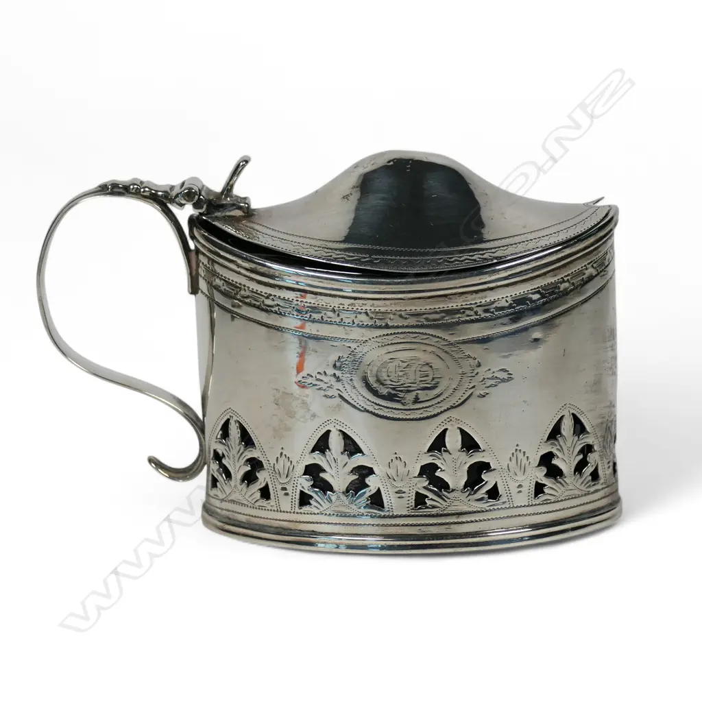 A George III silver mustard pot, Image 1++