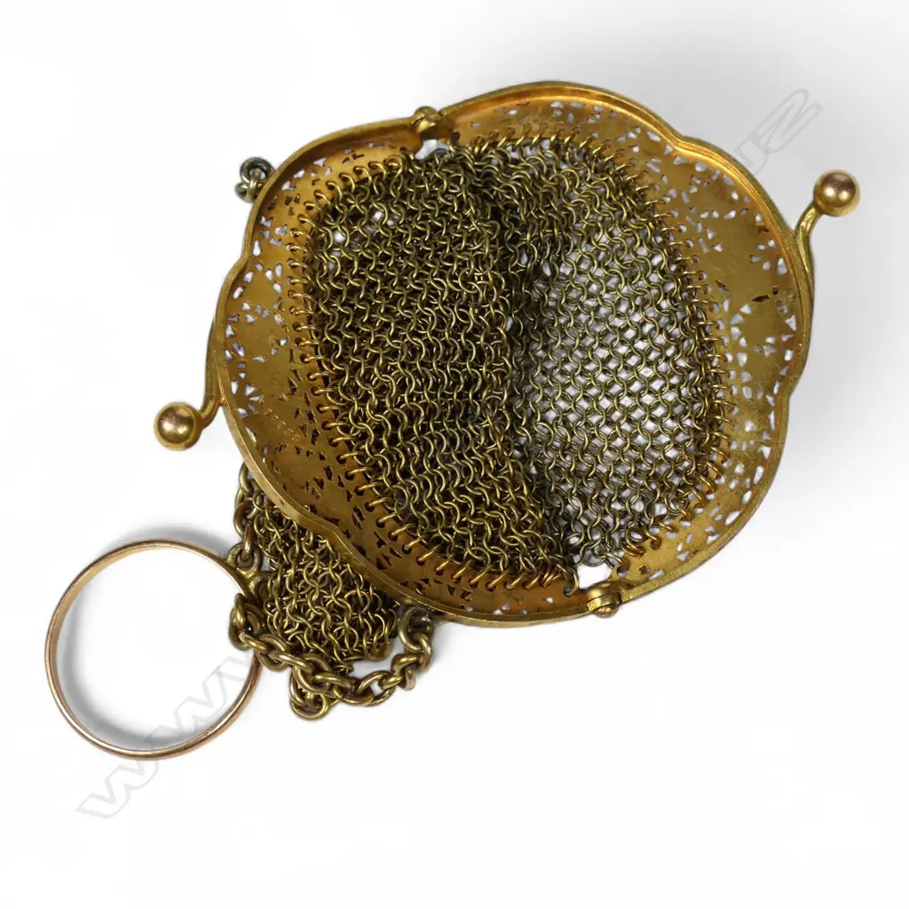 An uncommon early 20thC 9ct gold mesh finger ring purse, Image 1++