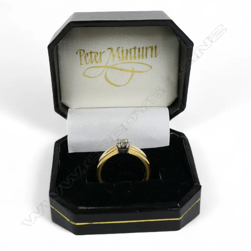 A Peter Minturn 18ct gold and diamond solitaire ring, Image 1++