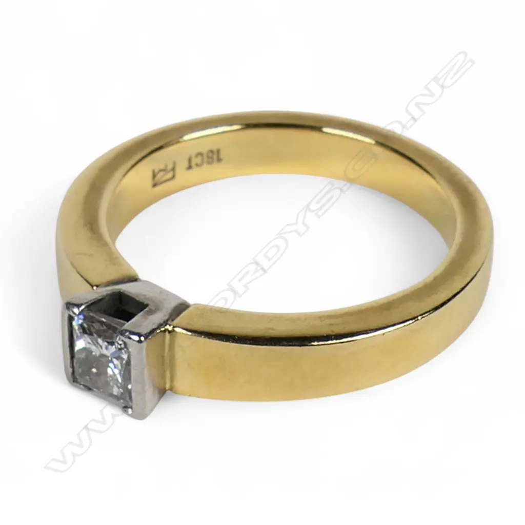 A Peter Minturn 18ct gold and diamond solitaire ring, Image 1++