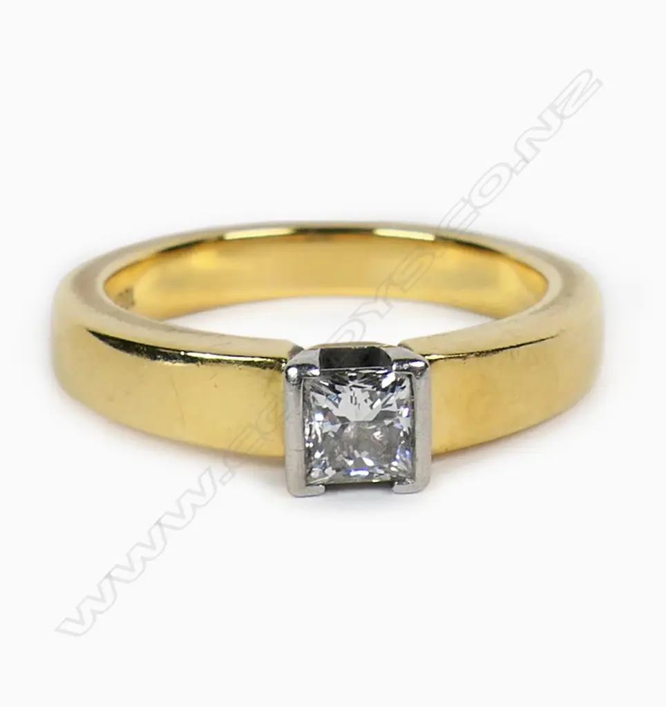 A Peter Minturn 18ct gold and diamond solitaire ring, Image 1++