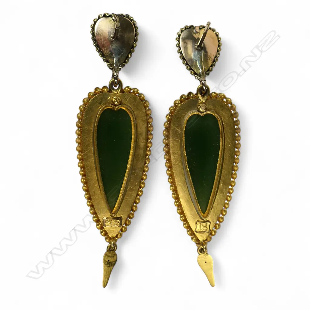 A quality pair of 19thC colonial 18ct gold and pounamu drop earrings, Image 1++