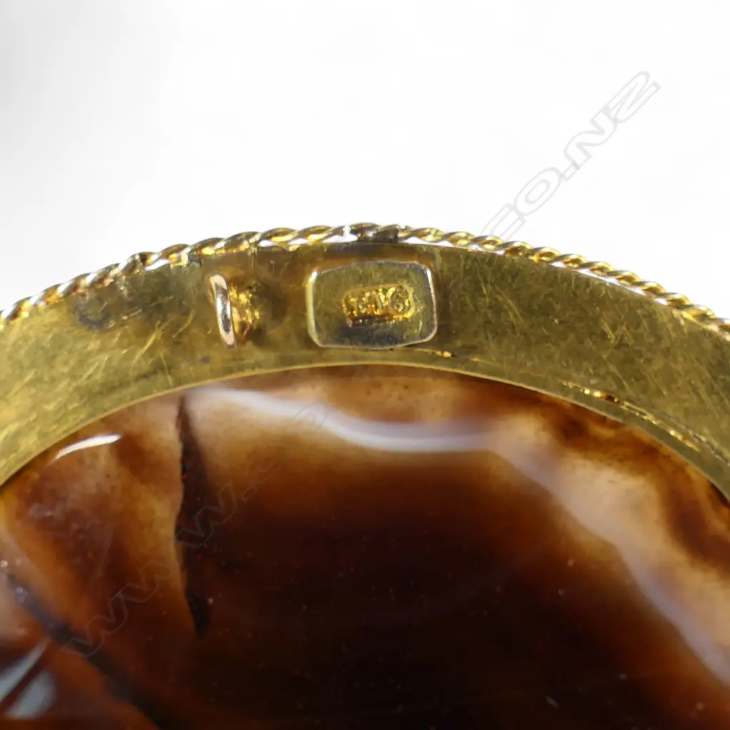 A c.1900 9ct yellow gold and banded agate brooch, Image 1++