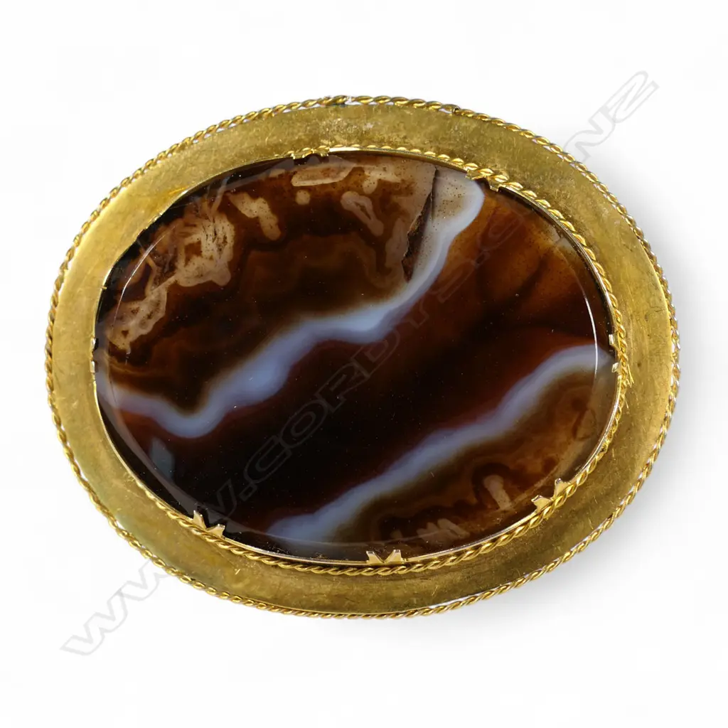 A c.1900 9ct yellow gold and banded agate brooch, Image 1++