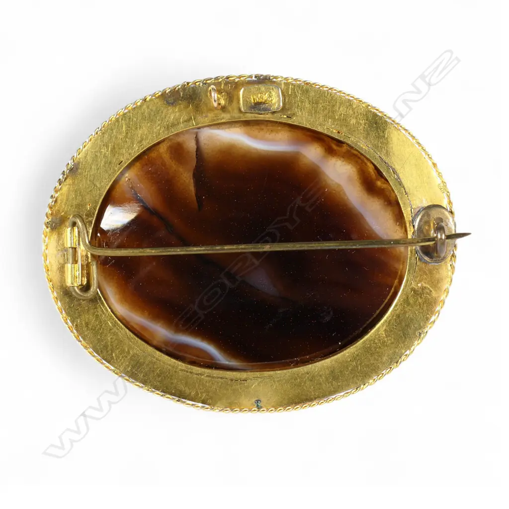 A c.1900 9ct yellow gold and banded agate brooch, Image 1++