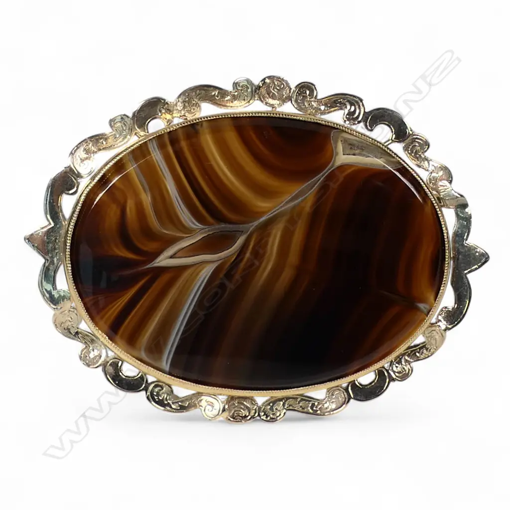 A Victorian large 9ct gold and banded agate brooch, Image 1++