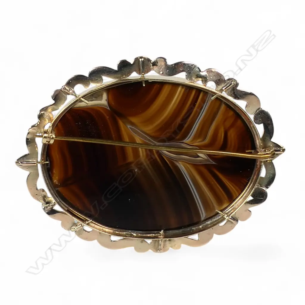 A Victorian large 9ct gold and banded agate brooch, Image 1++