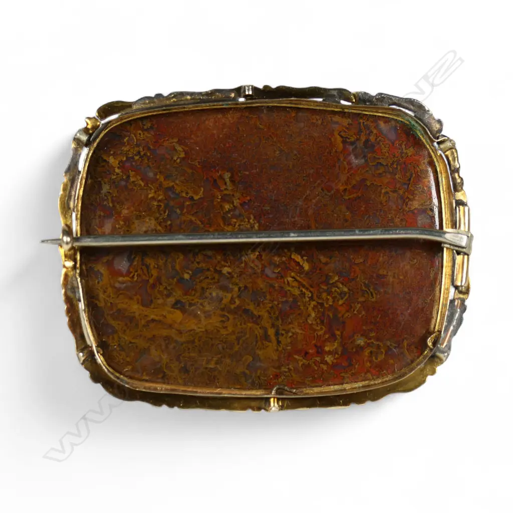 A Victorian 9ct gold and agate stone set brooch, Image 1++