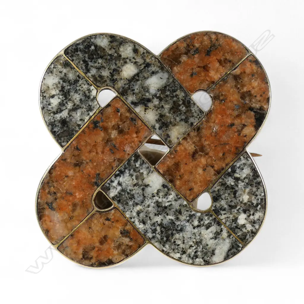 A quality c.1900 Scottish 9ct gold and mottled agate entwined quatrefoil brooch, Image 1++