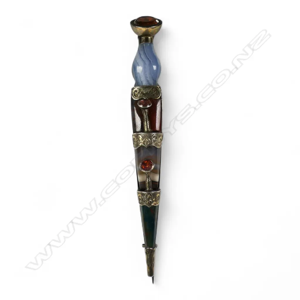 A late Victorian large silver and agate set Scottish dirk brooch / kilt pin, Image 1++