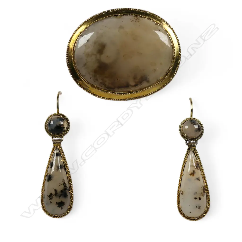 A late Victorian 9ct gold and agate brooch and drop earring suite, Image 1++