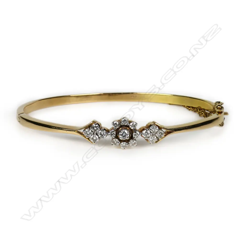 A 16ct gold and diamond hinged bangle, Image 1++