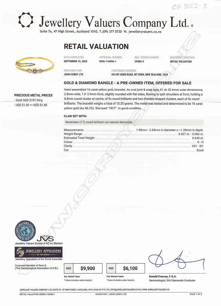 A 16ct gold and diamond hinged bangle, Image 1++