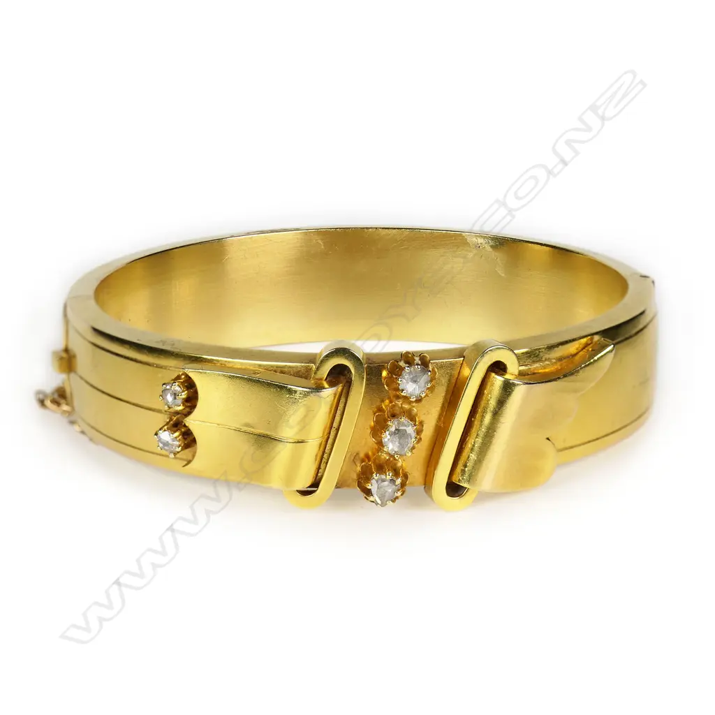 An 18ct gold and diamond antique style hinged bangle, Image 1++