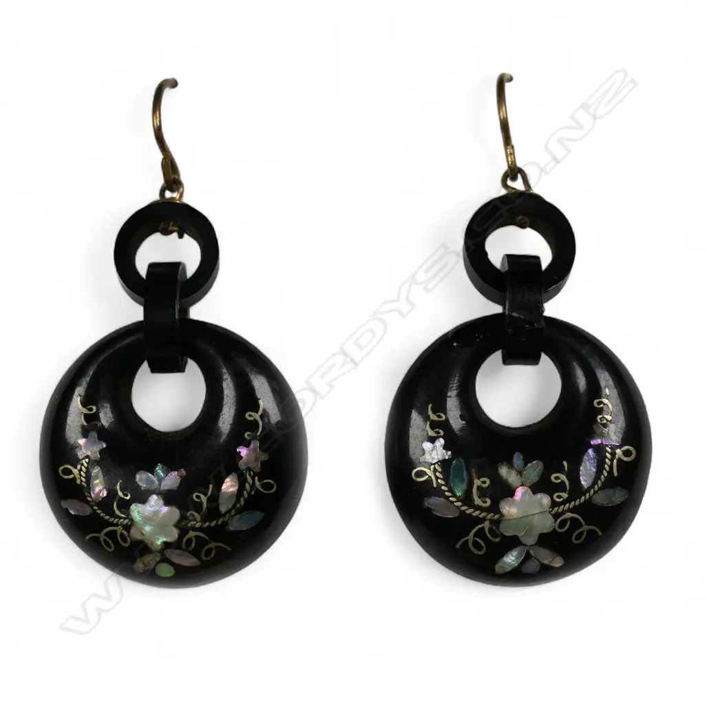 Victorian pique tortoiseshell brooch and pair of earrings, Image 1++