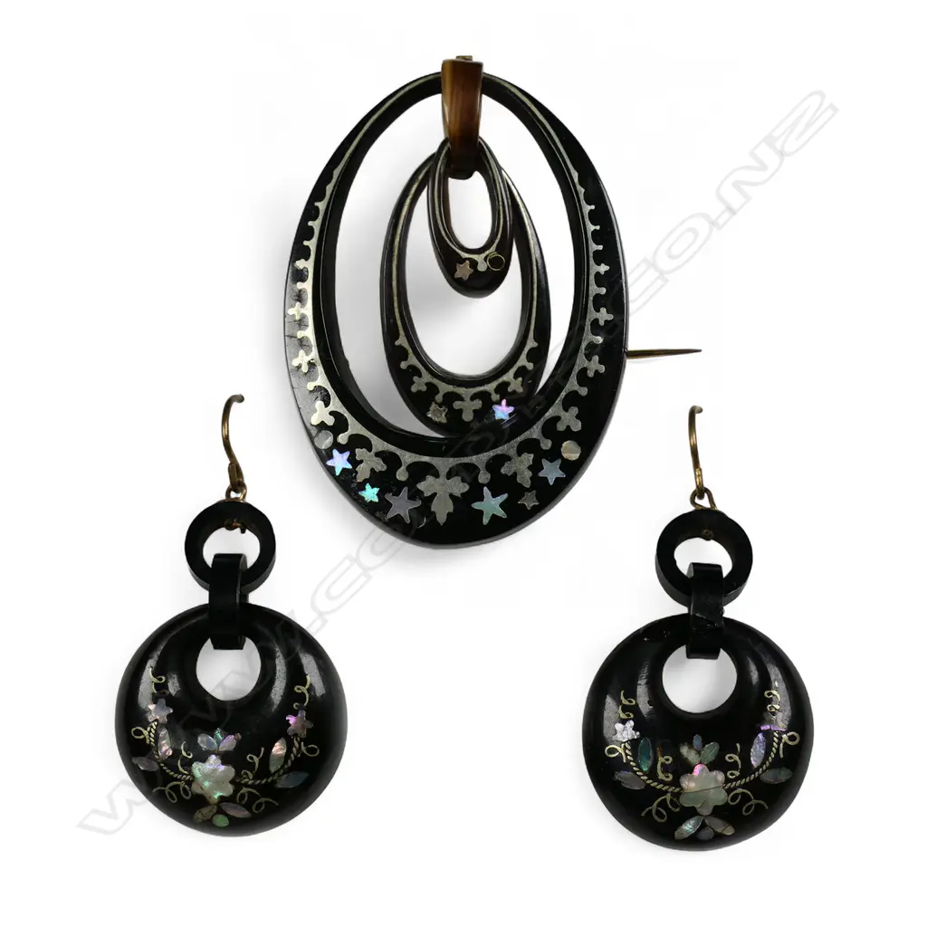 Victorian pique tortoiseshell brooch and pair of earrings, Image 1++