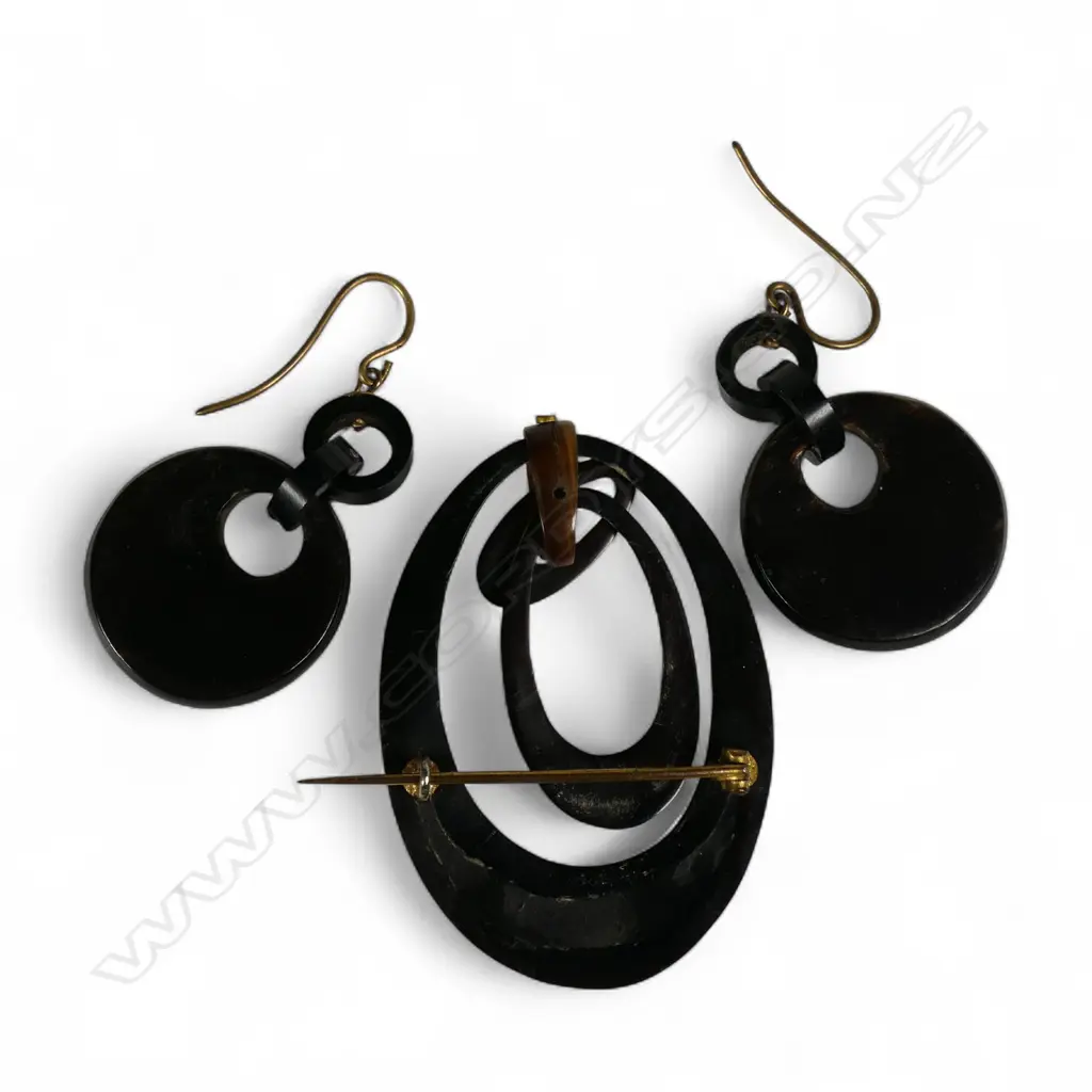 Victorian pique tortoiseshell brooch and pair of earrings, Image 1++