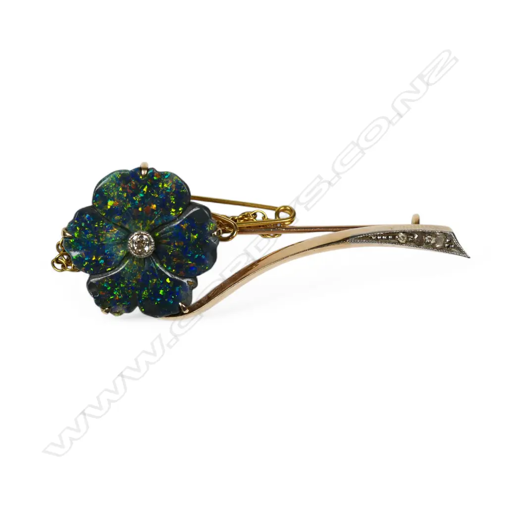 A 15ct gold opal and diamond brooch, Image 1++
