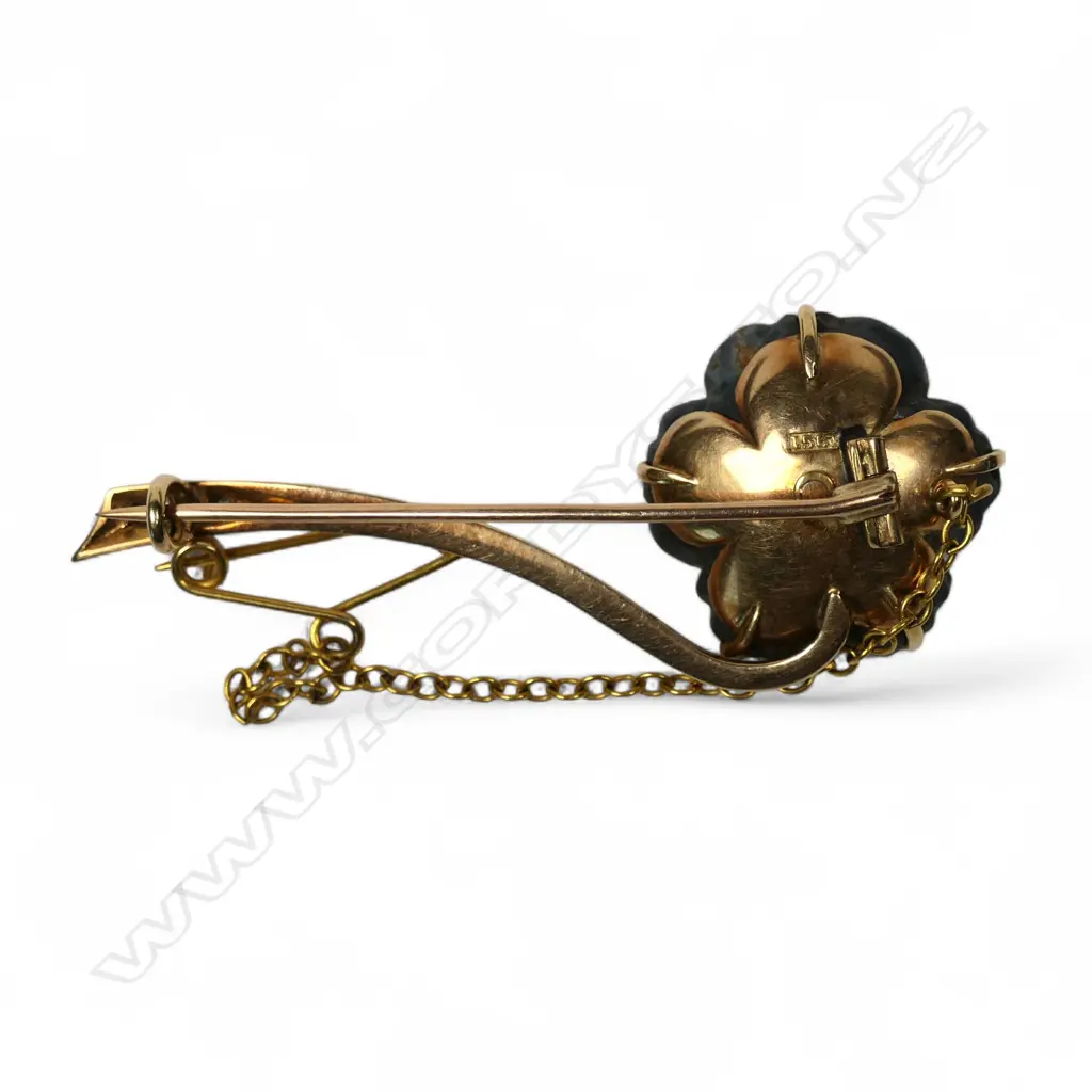 A 15ct gold opal and diamond brooch, Image 1++