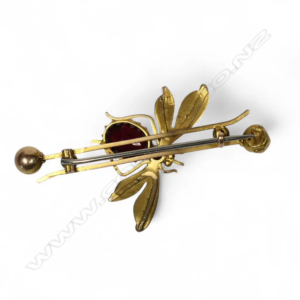 A 9ct gold pearl and garnet insect brooch, Image 1++