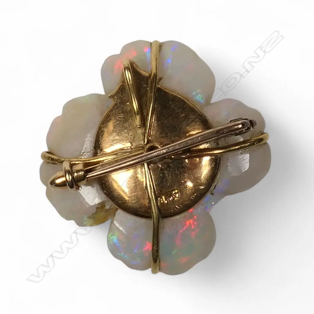A 15ct gold opal and diamond brooch, Image 1++