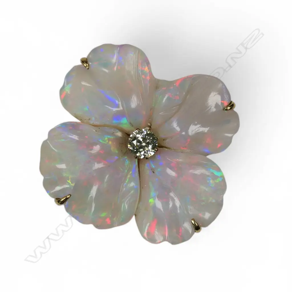 A 15ct gold opal and diamond brooch, Image 1++