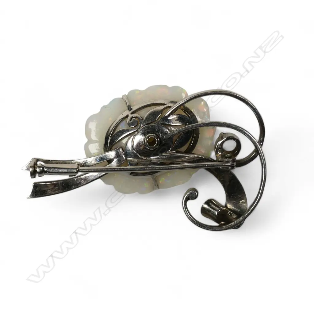 A 15ct white gold opal and pearl brooch, Image 1++