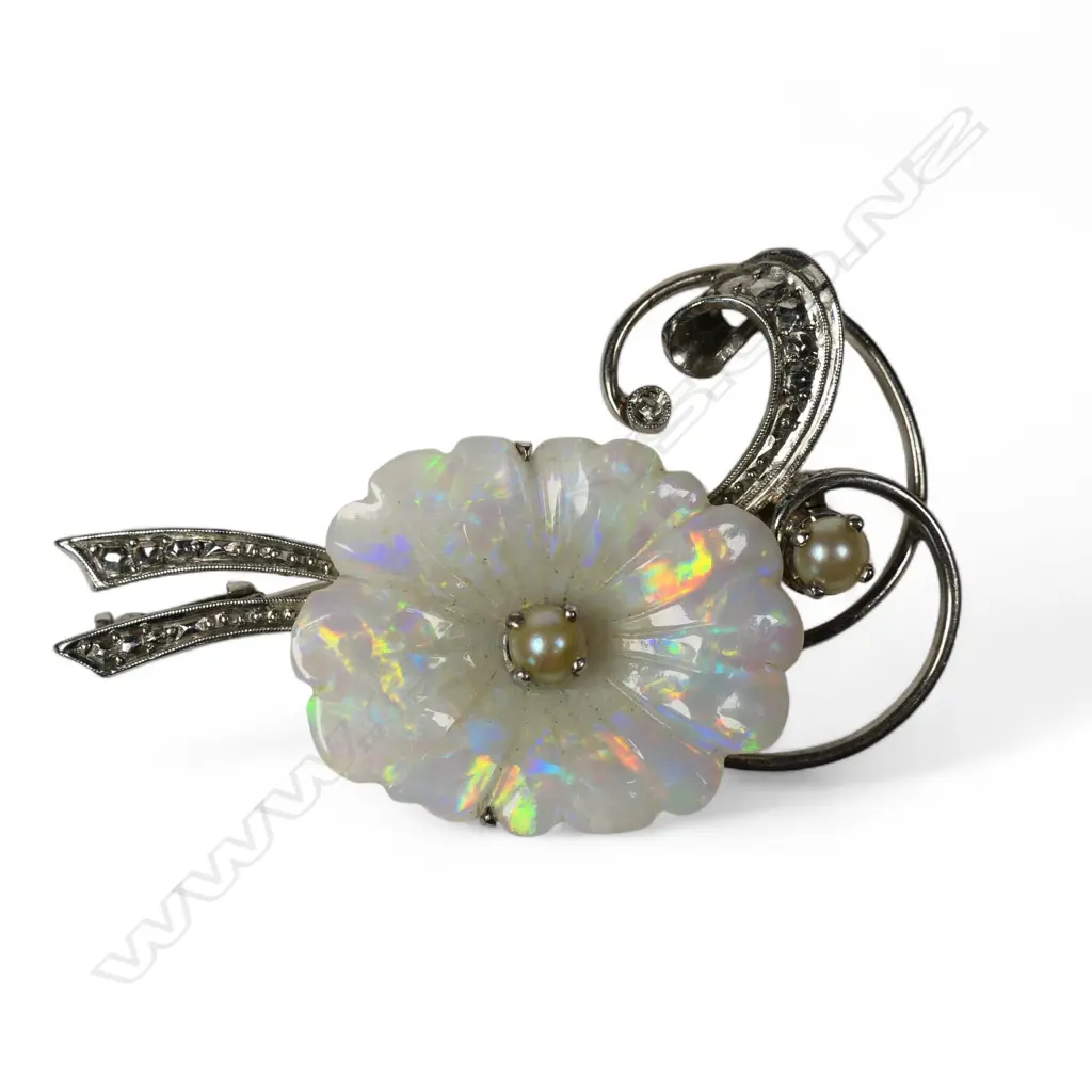 A 15ct white gold opal and pearl brooch, Image 1++