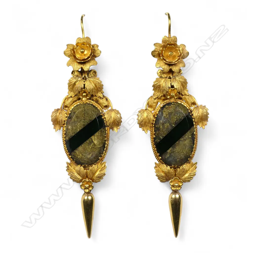 An exceptional pair of gilded gold and gold bearing quartz drop earrings, Image 1++