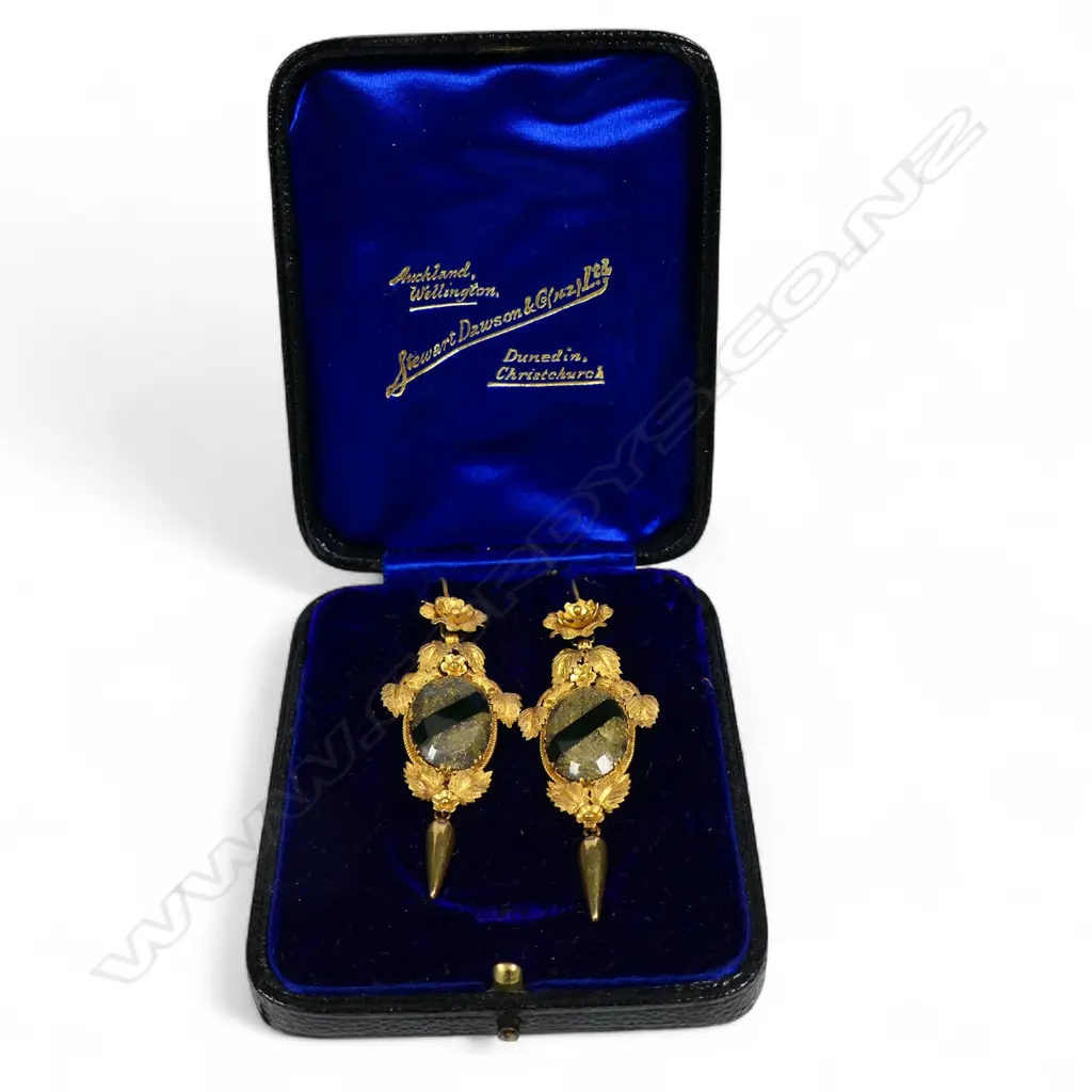 An exceptional pair of gilded gold and gold bearing quartz drop earrings, Image 1++