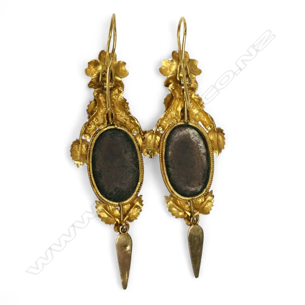 An exceptional pair of gilded gold and gold bearing quartz drop earrings, Image 1++