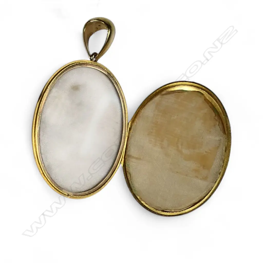 A Victorian 15ct gilded gold locket, Image 1++