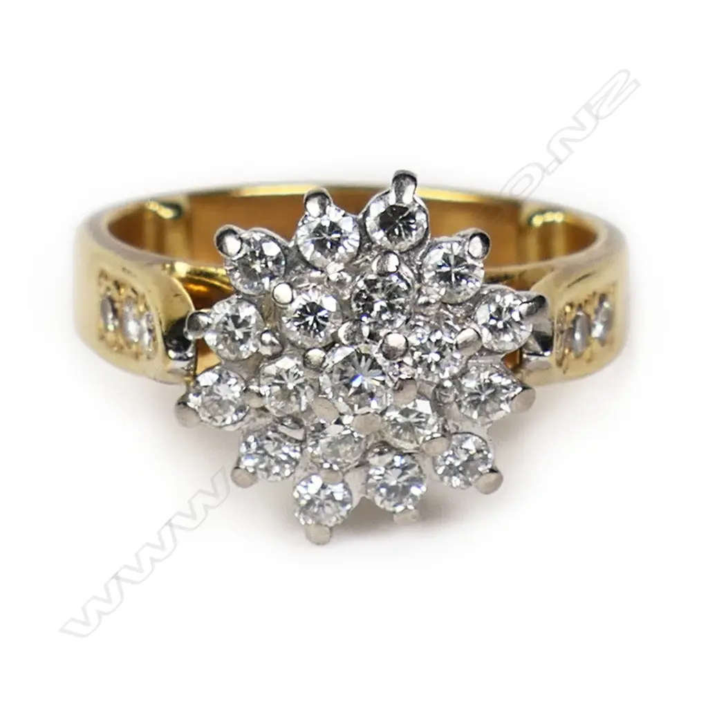 An 18ct gold and diamond cluster ring, Image 1++