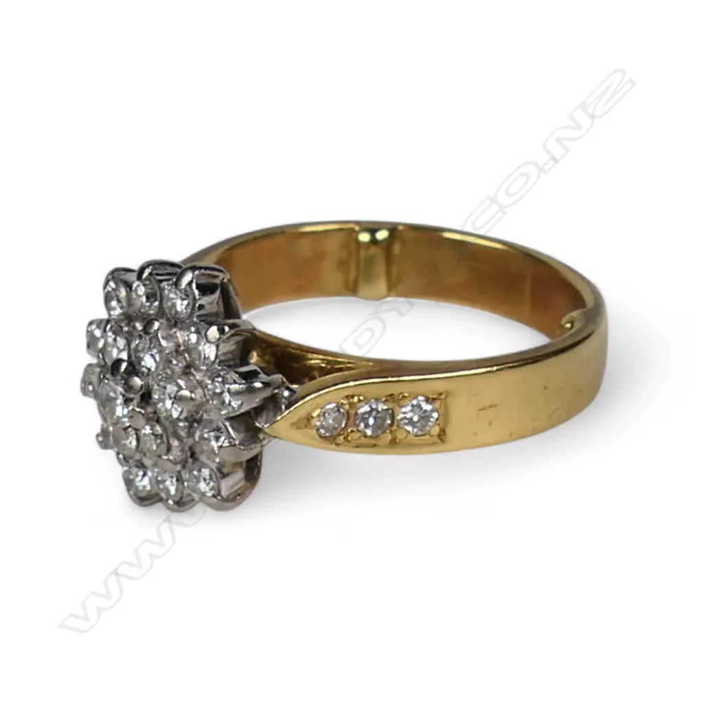 An 18ct gold and diamond cluster ring, Image 1++