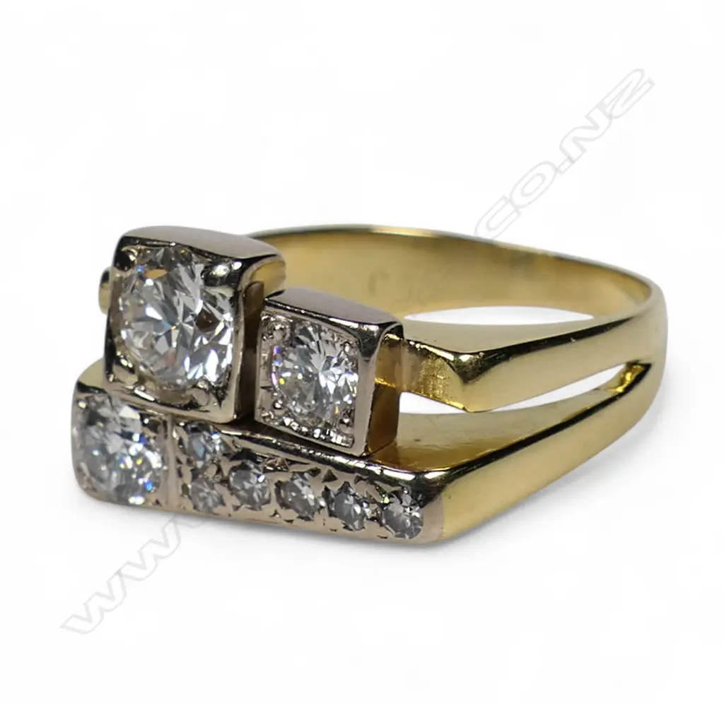 An 18ct gold and diamond dress ring, Image 1++