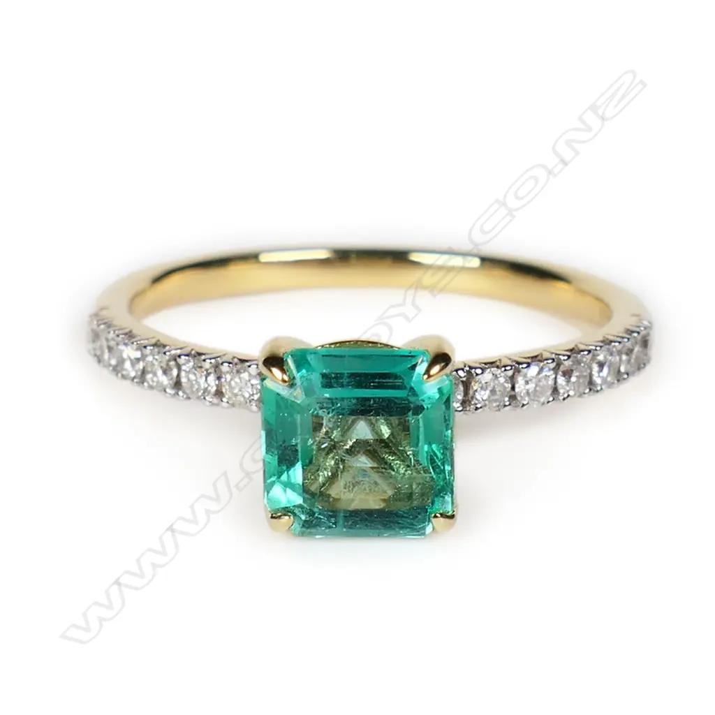 An 18ct gold Colombian emerald and diamond ring, Image 1++
