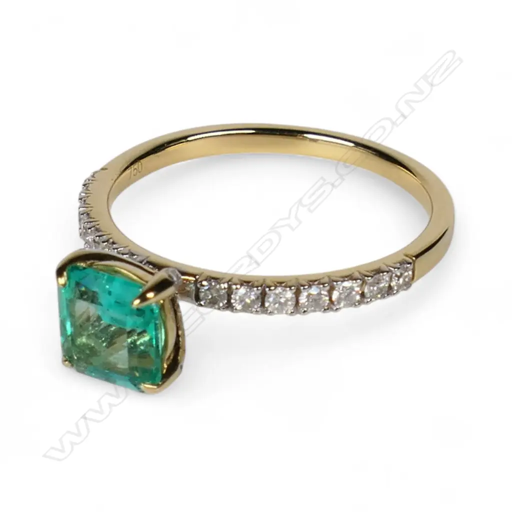 An 18ct gold Colombian emerald and diamond ring, Image 1++