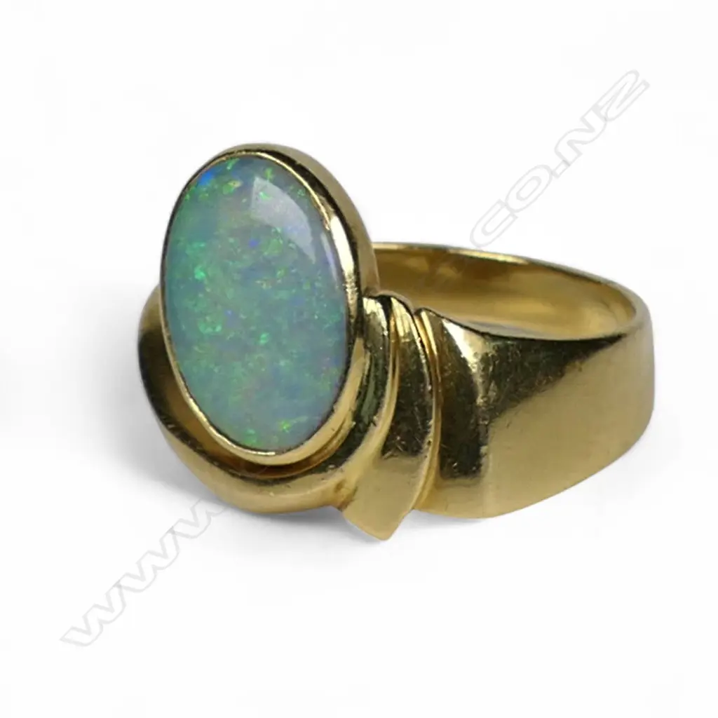 An 18ct gold and opal ring, Image 1++
