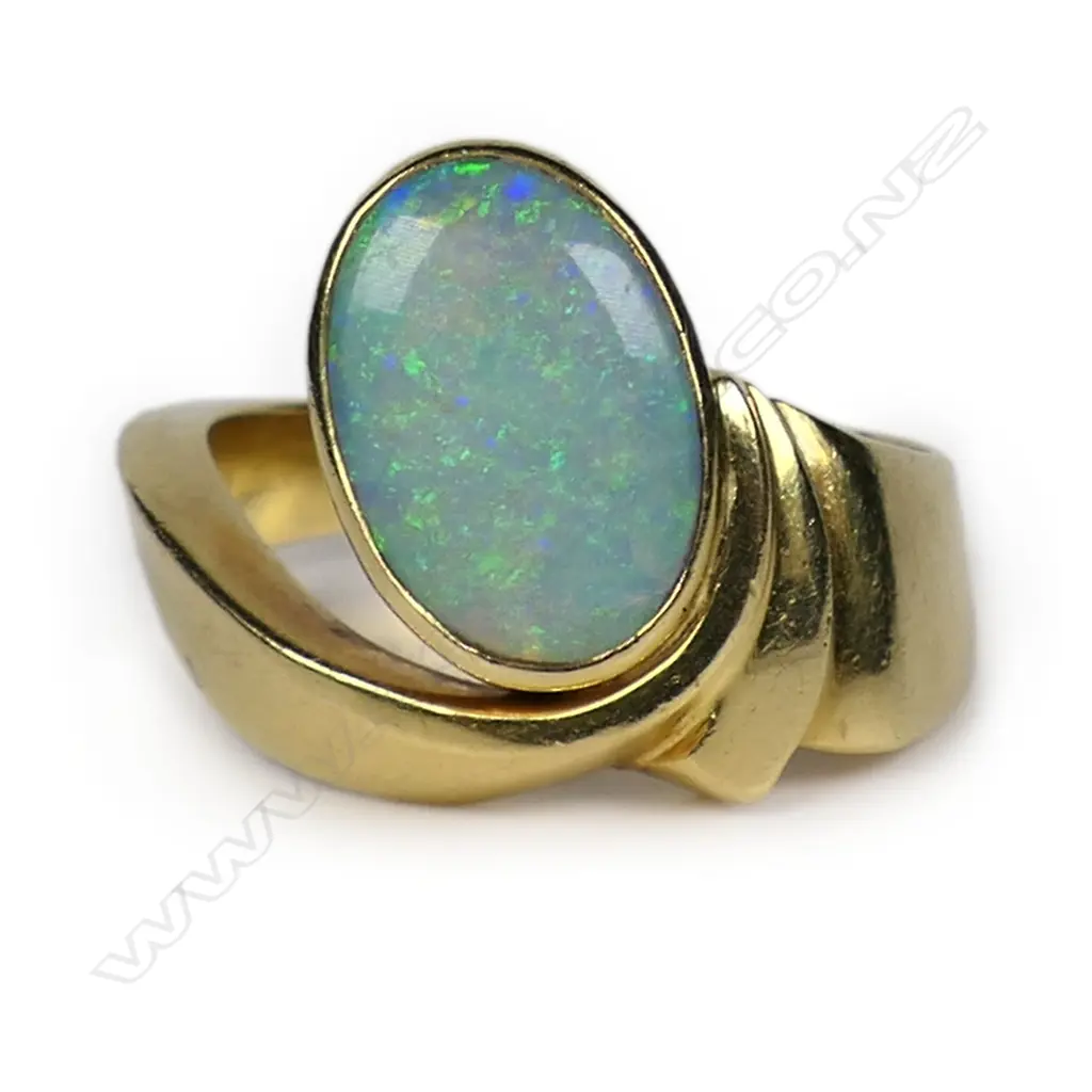 An 18ct gold and opal ring, Image 1++