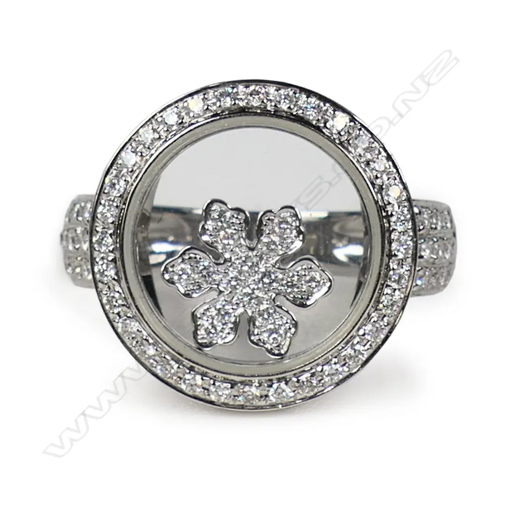 An 18ct white gold and diamond dress ring, Image 1++