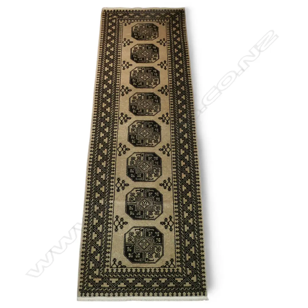 A hand knotted elephant foot runner, Image 1++