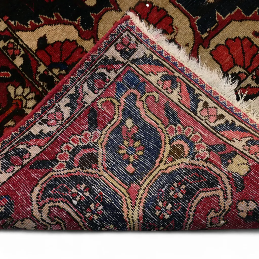 A large Iranian wool on cotton Bakhtiari carpet, Image 1++
